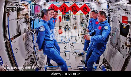 (251101) -- PECHINO, 1 novembre 2025 (Xinhua) -- questa immagine scattata al Beijing Aerospace Control Center il 1 novembre 2025 mostra l'equipaggio delle astronavi Shenzhou-20 e Shenzhou-21 che parlano tra loro. I tre astronauti a bordo della navicella spaziale cinese Shenzhou-21 sono entrati nella stazione spaziale del paese e si sono incontrati con un altro trio di astronauti sabato mattina presto, iniziando un nuovo turno di consegna dell'equipaggio in orbita. L'equipaggio della Shenzhou-20 ha aperto il portello alle 4:58 (ora di Pechino) e ha salutato i nuovi arrivi, secondo la China Manned Space Agency (CMSA). I sei membri dell'equipaggio hanno poi preso il gruppo pict Foto Stock
