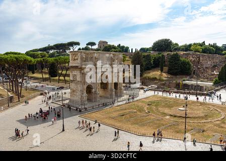 Una vista ad alto angolo dell'Arco di Costantino a Roma, Italia durante il giorno con turisti intorno ad esso Foto Stock