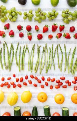 File di frutta e verdura appena lavate che si asciugano su un asciugamano. Foto Stock