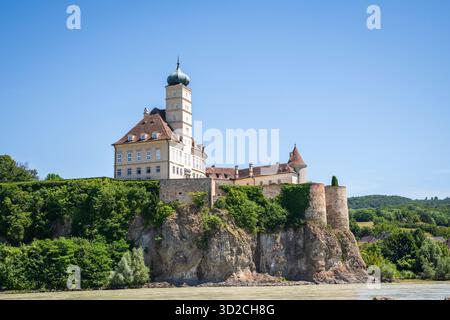 Schönbühel-Aggsbach, Austria - 29 giugno 2019: Schloss Schönbühel è un castello situato su una collina che domina il Danubio nella valle di Wachau. Foto Stock
