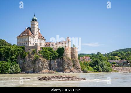 Schönbühel-Aggsbach, Austria - 29 giugno 2019: Schloss Schönbühel è un castello situato su una collina che domina il Danubio nella valle di Wachau. Foto Stock