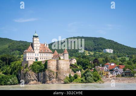 Schönbühel-Aggsbach, Austria - 29 giugno 2019: Schloss Schönbühel è un castello situato su una collina che domina il Danubio nella valle di Wachau. Foto Stock