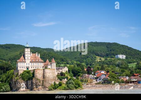 Schönbühel-Aggsbach, Austria - 29 giugno 2019: Schloss Schönbühel è un castello situato su una collina che domina il Danubio nella valle di Wachau. Foto Stock