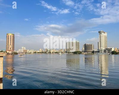 Vista del centro del Cairo e di Zamalek sul Nilo da Giza, con l'hotel Four Seasons e il Sofitel Gezirah nello skyline dell'Egitto Foto Stock