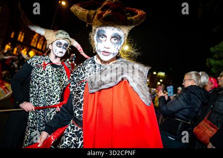 Derry, Irlanda del Nord. 31 ottobre 2025. La parata del Carnevale di Halloween si svolge a Derry come parte delle celebrazioni annuali di Halloween della città. Crediti: Aodhan Roberts/Alamy Live News. Foto Stock
