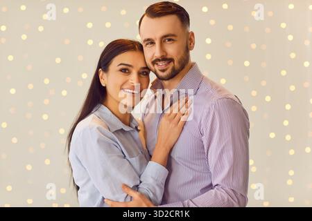 Ritratto della coppia Happy Family in piedi insieme Foto Stock