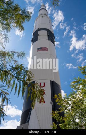 Replica del razzo Saturn V a grandezza naturale presso lo U.S. Space & Rocket Center, un centro visitatori della NASA e affiliato dello Smithsonian a Huntsville, Alabama. (USA) Foto Stock