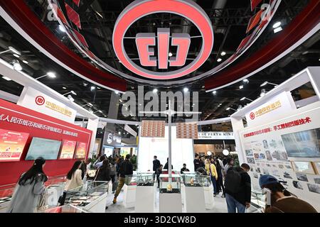 Pechino, Cina. 31 ottobre 2025. Le persone visitano lo stand di China Banknote Printing and MINting durante l'esposizione internazionale delle monete di Pechino 2025 presso il China National Convention Center di Pechino, capitale della Cina, il 31 ottobre 2025. Crediti: Li Xin/Xinhua/Alamy Live News Foto Stock