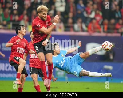Pechino, Cina. 31 ottobre 2025. Brunao Nazario (R) di Henan spara il pallone durante la partita del 29° turno tra Henan e Chengdu alla Chinese Super League (CSL) 2025 a Chengdu, Cina, 31 ottobre 2025. Crediti: Wang Xi/Xinhua/Alamy Live News Foto Stock