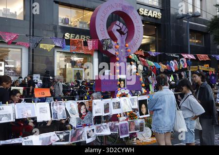 Città del Messico, Messico. 31 ottobre 2025. Parenti e attivisti hanno posto un altare al memoriale "Anti Monumento" in onore delle vittime femicide per chiedere giustizia al governo messicano nel giorno delle celebrazioni del giorno dei morti. Il 31 ottobre 2025, a città del Messico, Messico. (Foto di Luis Barron/Eyepix Group) credito: Eyepix Group/Alamy Live News Foto Stock