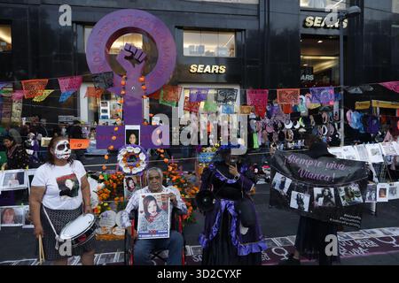Città del Messico, Messico. 31 ottobre 2025. Parenti e attivisti hanno posto un altare al memoriale "Anti Monumento" in onore delle vittime femicide per chiedere giustizia al governo messicano nel giorno delle celebrazioni del giorno dei morti. Il 31 ottobre 2025, a città del Messico, Messico. (Foto di Luis Barron/Eyepix Group) credito: Eyepix Group/Alamy Live News Foto Stock