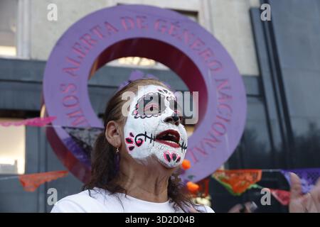 Parenti e attivisti hanno posto un altare al memoriale "Anti Monumento" in onore delle vittime femicide per chiedere giustizia al governo messicano nel giorno delle celebrazioni del giorno dei morti. Il 31 ottobre 2025, a città del Messico, Messico. (Credit Image: © Luis Barron/eyepix via ZUMA Press Wire) SOLO PER USO EDITORIALE! Non per USO commerciale! Foto Stock