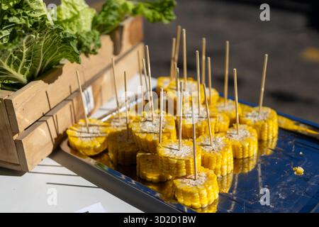 Focalizzazione selettiva: ​​yellow mais bollito e cotto su molti spiedini in un vassoio I venditori garantiscono la freschezza e la dolcezza delle varietà di mais Foto Stock