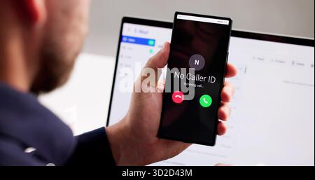 Il responsabile scientifico del furto di identità tiene traccia della violazione della privacy degli smartphone con hacking di numeri sconosciuti. Foto Stock