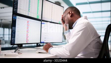 Bored Hospital Analyst Man fissa il foglio di calcolo sullo schermo del computer Foto Stock
