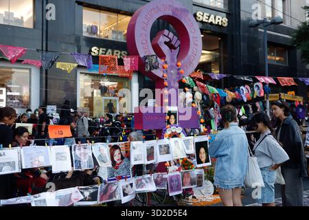 I parenti chiedono giustizia per le vittime femminicidi i parenti e gli attivisti hanno messo un altare al memoriale Anti Monumento in onore delle vittime femminicidi per chiedere giustizia al governo messicano nel giorno delle celebrazioni del giorno dei morti. Il 31 ottobre 2025, a città del Messico, Messico. Città del Messico CDMX Messico Copyright: XLuisxBarronx Foto Stock