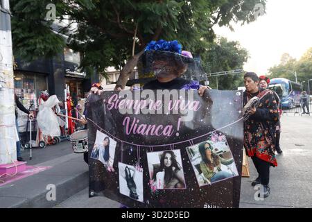 I parenti chiedono giustizia per le vittime femminicidi i parenti e gli attivisti hanno messo un altare al memoriale Anti Monumento in onore delle vittime femminicidi per chiedere giustizia al governo messicano nel giorno delle celebrazioni del giorno dei morti. Il 31 ottobre 2025, a città del Messico, Messico. Città del Messico CDMX Messico Copyright: XLuisxBarronx Foto Stock