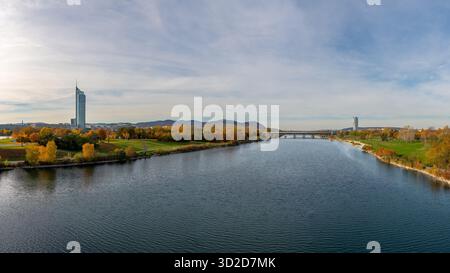 Danubio a Vienna con lo skyline moderno e i colori autunnali Foto Stock