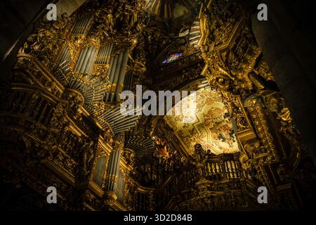 Architettura barocca e organo a canne all'interno della cattedrale di Braga - Portogallo Foto Stock