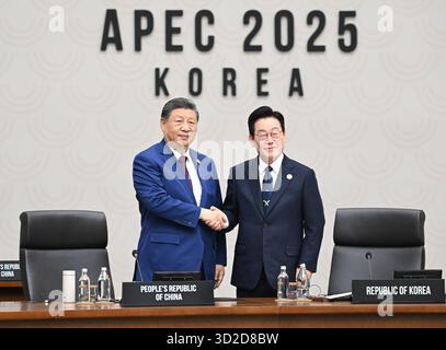 Gyeongju, Corea del Sud. 1 novembre 2025. Il presidente cinese Xi Jinping stringe la mano al presidente sudcoreano Lee Jae-myung durante la sessione di consegna della presidenza APEC della 32a riunione dei leader economici APEC a Gyeongju, Corea del Sud, 1 novembre 2025. XI ha dichiarato qui sabato che la città cinese di Shenzhen ospiterà la riunione dei leader economici APEC nel novembre 2026. Crediti: Xie Huanchi/Xinhua/Alamy Live News Foto Stock