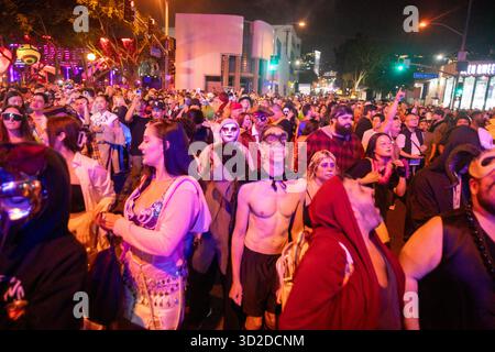 Los Angeles, Stati Uniti. 31 ottobre 2025. La gente frequenta il carnevale di Halloween di West Hollywood al Santa Monica Boulevard. Credito: SOPA Images Limited/Alamy Live News Foto Stock
