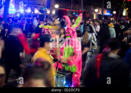 Los Angeles, Stati Uniti. 31 ottobre 2025. La gente frequenta il carnevale di Halloween di West Hollywood al Santa Monica Boulevard. Credito: SOPA Images Limited/Alamy Live News Foto Stock