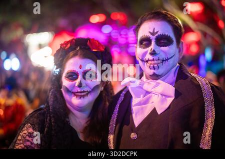 Los Angeles, Stati Uniti. 31 ottobre 2025. La gente frequenta il carnevale di Halloween di West Hollywood al Santa Monica Boulevard. Credito: SOPA Images Limited/Alamy Live News Foto Stock