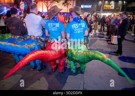 Los Angeles, Stati Uniti. 31 ottobre 2025. La gente frequenta il carnevale di Halloween di West Hollywood al Santa Monica Boulevard. (Foto di Ringo Chiu/SOPA Images/Sipa USA) credito: SIPA USA/Alamy Live News Foto Stock