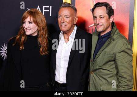 HOLLYWOOD, LOS ANGELES, CALIFORNIA, USA - 22 OTTOBRE: Il cantautore e chitarrista americano Patti Scialfa, il cantante, cantautore e chitarrista americano Bruce Springsteen e presidente dei Disney Live Action Studios e dei 20th Century Studios David Greenbaum arrivano al AFI (American Film Institute) Fest 2025 presentato da Canva - Opening Night Gala Premiere di 20th Century Studios 'Springsteen: Deliver me from Nowhere' tenutosi al TCL Chinese Theatre IMAX, California il 22 ottobre 2025. (Foto di Xavier Collin/Image Press Agency) Foto Stock
