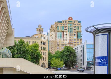 Baku, Azerbaigian. Il Palazzo Heydar Aliyev combina stili architettonici sovietici modernisti e azeri, incarnando il ricco patrimonio culturale della città Foto Stock
