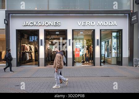 Jack & Jones e vero Moda nel centro di Colonia, negozi di moda appartenenti al negozio danese Bestseller Grou Foto Stock
