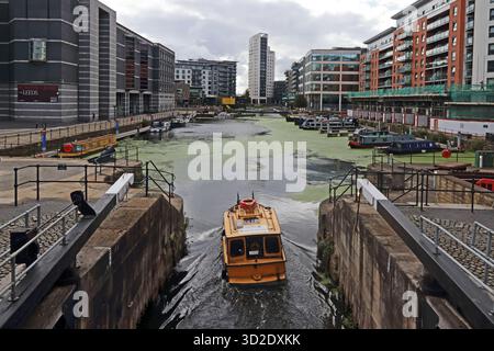 Leeds Water taxi entrando nel molo di Leeds, Leeds Foto Stock