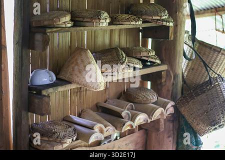 Accessori in tessuto di bambù con messa a fuoco selettiva sugli scaffali di una casa tribale in Thailandia. Il bambù in natura ha molti usi. Foto Stock