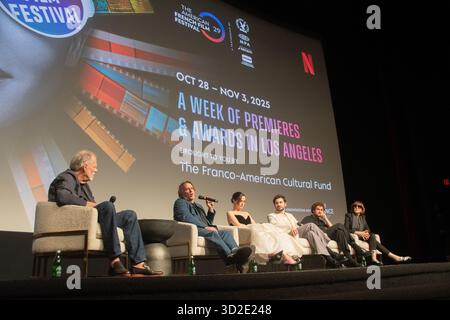 Los Angeles, Stati Uniti. 31 ottobre 2025. Da destra a sinistra: direttore Richard Linklater, Zoey Deutch (Jean Seberg) Guillaume Marbeck (Jean-Luc Godard), Aubry Dullin (Jean-Paul Belmondo) e Pauline Belle (Suzon Faye). Presentazione del film Nouvelle Vague al concorso American French Film Festival. Seguito da una conversazione con il regista Richard Linklater, gli attori Guillaume Marbeck e Zoey Deutch (foto di Alberto Sibaja/Pacific Press) crediti: Pacific Press Media Production Corp./Alamy Live News Foto Stock