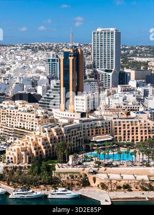 Vista aerea di Sliema e San Giuliano con porticciolo Portomaso e torri Foto Stock