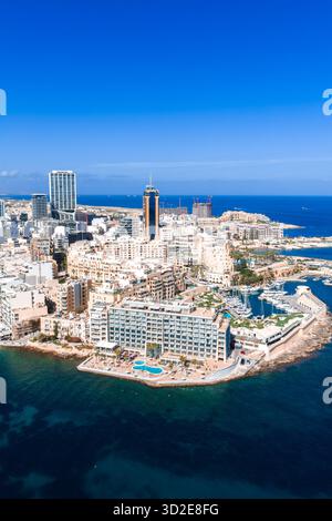 Panoramica aerea dello skyline del lungomare di Sliema e del porticciolo di Malta Foto Stock