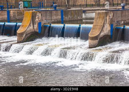 Una piccola diga in un canale di Bucarest, Romania Foto Stock