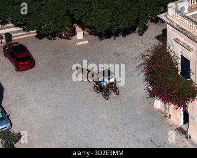 Vista aerea della piazza di pietra di Karozzin a Mdina, Malta Foto Stock