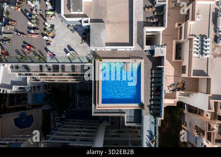 Vista aerea dall'alto verso il basso della piscina e della terrazza sul tetto dell'hotel Mellieha Foto Stock