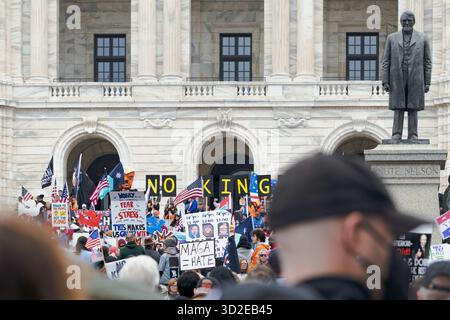 Decine di migliaia di persone protestano al Campidoglio dello stato del Minnesota con lo striscione "NO KINGS", segnali politici e bandiere nella manifestazione anti-Trump, 14 giugno 2025, Stati Uniti Foto Stock