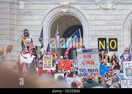 Decine di migliaia di persone protestano al Campidoglio dello stato del Minnesota con lo striscione "NO KINGS", segnali politici e bandiere nella manifestazione anti-Trump, 14 giugno 2025, Stati Uniti Foto Stock
