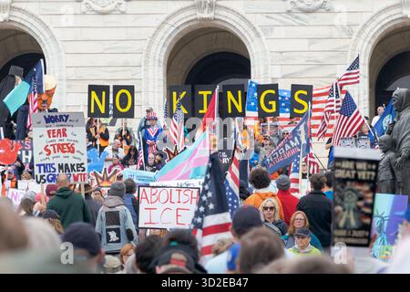 Decine di migliaia di persone protestano al Campidoglio dello stato del Minnesota con lo striscione "NO KINGS", segnali politici e bandiere nella manifestazione anti-Trump, 14 giugno 2025, Stati Uniti Foto Stock
