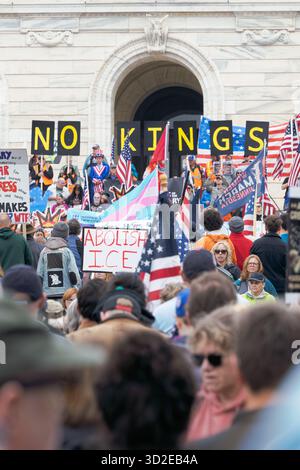 Decine di migliaia di persone protestano al Campidoglio dello stato del Minnesota con lo striscione "NO KINGS", segnali politici e bandiere nella manifestazione anti-Trump, 14 giugno 2025, Stati Uniti Foto Stock