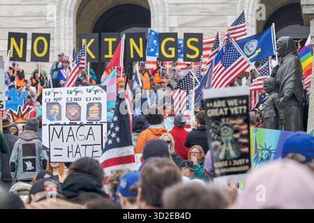 Decine di migliaia di persone protestano al Campidoglio dello stato del Minnesota con lo striscione "NO KINGS", segnali politici e bandiere nella manifestazione anti-Trump, 14 giugno 2025, Stati Uniti Foto Stock