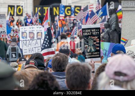 Decine di migliaia di persone protestano al Campidoglio dello stato del Minnesota con lo striscione "NO KINGS", segnali politici e bandiere nella manifestazione anti-Trump, 14 giugno 2025, Stati Uniti Foto Stock