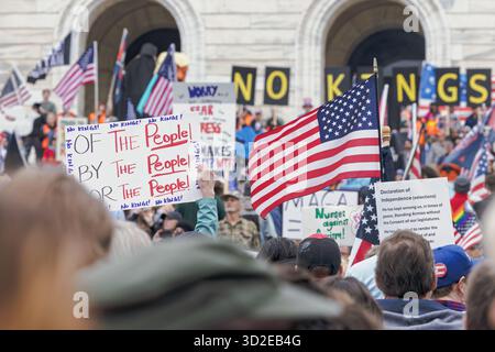 Decine di migliaia di persone protestano al Campidoglio dello stato del Minnesota con lo striscione "NO KINGS", segnali politici e bandiere nella manifestazione anti-Trump, 14 giugno 2025, Stati Uniti Foto Stock