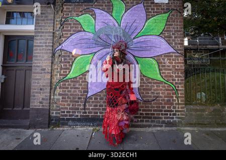 Londra, Regno Unito. 1 novembre 2025. Il Day of the Dead Festival di Londra. La celebrazione messicana che celebra il passaggio dei propri cari si svolge sulla Columbia Road nella zona est di Londra, con i partecipanti in un vivace e suggestivo trucco facciale che si uniscono a una colorata parata. Crediti: Guy Corbishley/Alamy Live News Foto Stock