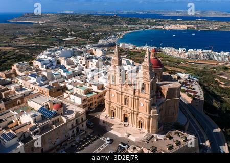 Vista panoramica aerea di Mellieha con chiesa parrocchiale e baia Foto Stock