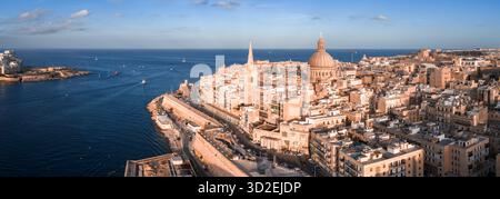 Vista aerea al tramonto della Valletta Malta e dei monumenti del Grand Harbour Foto Stock
