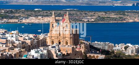 Panorama aereo di Mellieha con chiesa parrocchiale e baia di Mellieha Foto Stock